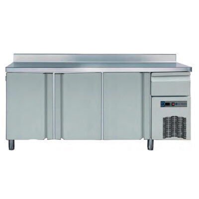 https://donbar.es/wp-content/uploads/2026/04/Frente-Mostrador-Acero-Inoxidable-3-Puertas-Opacas-3-Estantes-470-Litros-Gama-600-2025x600x1045h-mm-AR-21H-EUTRON.jpg