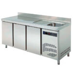 https://donbar.es/wp-content/uploads/2026/04/Mesa-Refrigerada-Acero-Inoxidable-con-Fregadero-3-Puertas-3-Estantes-390-Litros-Gama-600-2017x600x850h-mm-TRS-200F-EUTRON.jpg