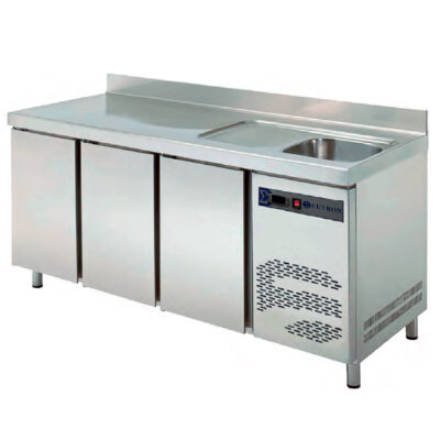 https://donbar.es/wp-content/uploads/2026/04/Mesa-Refrigerada-Acero-Inoxidable-con-Fregadero-3-Puertas-3-Estantes-390-Litros-Gama-600-2017x600x850h-mm-TRS-200F-EUTRON.jpg
