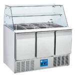 https://donbar.es/wp-content/uploads/2026/04/Mesa-Refrigerada-para-Ingredientes-Cubetas-4-Cubetas-GN-1-1-150-3-Puertas-Opacas-3-Estantes-Gama-700-1365x700x1010h-mm-S903CGEUT-EUTRON.jpg