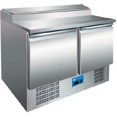 https://donbar.es/wp-content/uploads/2026/04/Mesa-Refrigerada-para-Ingredientes-Cubetas-5-Cubetas-GN-1-6-150-2-Puertas-Opacas-2-Estantes-Gama-700-900x700x1010h-mm-PS200-EUdTRON.jpg