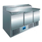 https://donbar.es/wp-content/uploads/2026/04/Mesa-Refrigerada-para-Ingredientes-Cubetas-8-Cubetas-GN-1-6-150-3-Puertas-Opacas-3-Estantes-Gama-700-1365x700x1010h-mm-PS300EUT-EUTRON.jpg