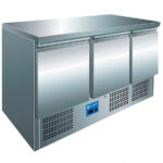 https://donbar.es/wp-content/uploads/2026/04/Mesa-Refrigerada-para-Ingredientes-Cubetas-GN-1-6-3-Puertas-Opacas-3-Estantes-368-Litros-Gama-700-1365x700x850h-mm-S903TOP-S-S-EUTRON.jpg