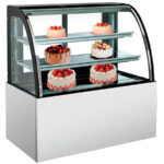 https://donbar.es/wp-content/uploads/2026/04/Vitrina-Expositora-Refrigerada-para-Pasteleria-Cristal-Curvo-380-Litros-2-Estantes-RN-900A1-900x660x1200h-mm-EUTRON.jpg