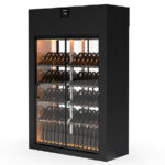https://donbar.es/wp-content/uploads/2026/09/Armario-Expositor-Refrigerado-para-Vinos-en-Negro-2-Puertas-de-Cristal-1520x640x2300h-mm-DVN-23-2P-PT-Docriluc.jpg