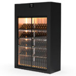 https://donbar.es/wp-content/uploads/2026/09/Armario-Expositor-Refrigerado-para-Vinos-en-Negro-2-Puertas-de-Cristal-1520x640x2300h-mm-DVN23-2P-Docriluc.jpg