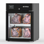 https://donbar.es/wp-content/uploads/2026/09/Armario-Maduracion-de-Carne-Dry-Aging-Negro-1-Puerta-de-Cristal-1-Estante-141-Litros-Gama-AC-600x680x8240h-mm-AC-140-MDAB-Infrico.jpg