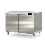https://donbar.es/wp-content/uploads/2026/09/Bajo-Mostrador-Refrigerado-Acero-Inoxidable-2-Puertas-Opacas-4-Estantes-394-Litros-Gama-US-RANGE-DSD-1228x805x915h-mm-DSD-48-Docriluc.jpg
