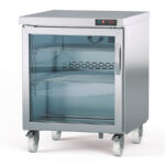 https://donbar.es/wp-content/uploads/2026/09/Bajo-Mostrador-de-Refrigeracion-Acero-Inoxidable-1-Puerta-de-Cristal-2-Estantes-204-Litros-Gama-US-RANGE-DSDV-701x805x915h-mm-DSDV-27gDocriluc.jpg
