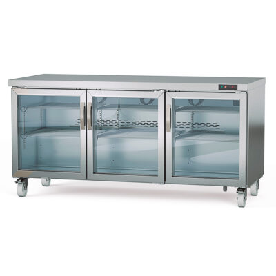 https://donbar.es/wp-content/uploads/2026/09/Bajo-Mostrador-de-Refrigeracion-Acero-Inoxidable-3-Puertas-de-Cristal-6-Estantes-606-Litros-Gama-US-RANGE-DSDV-1837x805x915h-mm-DSDV-72-Docriluc.jpg