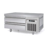 https://donbar.es/wp-content/uploads/2026/09/Mesa-Baja-Refrigerada-Acero-Inoxidable-2-Cajones-169-Litros-Gama-US-RANGE-DKBR-1210x700x600h-eDKBR-47-Docriluc.jpg