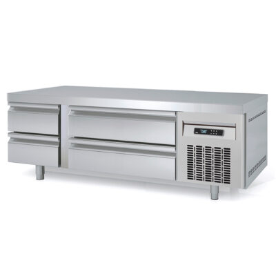 https://donbar.es/wp-content/uploads/2026/09/Mesa-Baja-Refrigerada-Acero-Inoxidable-4-Cajones-264-Litros-Gama-US-RANGE-DKBR-1660x700x600h-mm-DKBR-65-Docriluc.jpg