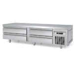https://donbar.es/wp-content/uploads/2026/09/Mesa-Baja-Refrigerada-Acero-Inoxidable-4-Cajones-359-Litros-Gama-US-RANGE-DKBR-2110x700x600h-mm-DKBR-83-Docriluc.jpg
