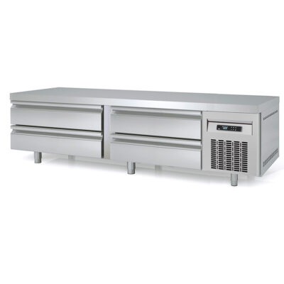 https://donbar.es/wp-content/uploads/2026/09/Mesa-Baja-Refrigerada-Acero-Inoxidable-4-Cajones-359-Litros-Gama-US-RANGE-DKBR-2110x700x600h-mm-DKBR-83-Docriluc.jpg