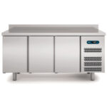 https://donbar.es/wp-content/uploads/2026/09/Mesa-Refrigerada-Acero-Inoxidable-3-Puertas-Opacas-3-Estantes-380-Litros-Gama-ERMS-2545x600x850h-mm-ERMS-250-Docriluc.jpg