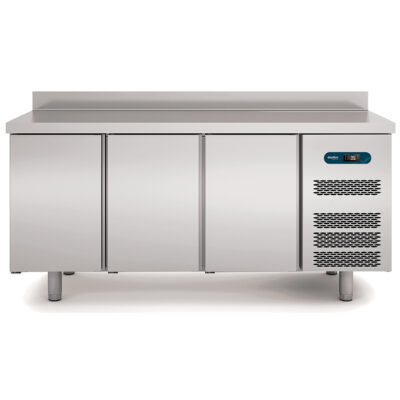 https://donbar.es/wp-content/uploads/2026/09/Mesa-Refrigerada-Acero-Inoxidable-3-Puertas-Opacas-3-Estantes-380-Litros-Gama-ERMS-2545x600x850h-mm-ERMS-250-Docriluc.jpg