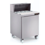 https://donbar.es/wp-content/uploads/2026/09/Mesa-Refrigerada-para-Preparacion-Acero-Inoxidable-12-Cubetas-GN1-6-100-1-Puerta-Opaca-2-Estantes-500-Litros-Gama-US-RANGE-DSDTP-1837x805x1240h-mm-DSDTP-27-12-Docriluc.jpg