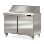 https://donbar.es/wp-content/uploads/2026/09/Mesa-Refrigerada-para-Preparacion-Acero-Inoxidable-18-Cubetas-GN1-6-100-2-Puertas-Opacas-4-Estantes-394-Litros-Gama-US-RANGE-DSDTP-1228x805x1240h-mm-DSDTP-48-18-Docriluc.jpg