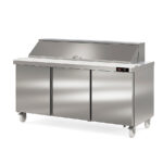 https://donbar.es/wp-content/uploads/2026/09/Mesa-Refrigerada-para-Preparacion-Acero-Inoxidable-27-Cubetas-GN1-6-100-3-Puertas-Opacas-6-Estantes-606-Litros-Gama-US-RANGE-DSDTP-1837x805x1240h-mm-DSDTP-72-27-Docriluc.jpg