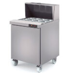 https://donbar.es/wp-content/uploads/2026/09/Mesa-Refrigerada-para-Preparacion-Acero-Inoxidable-8-Cubetas-1-Puerta-Opaca-2-Estantes-204-Litros-Gama-US-RANGE-DSDT-701x805x1175h-mm-DSDT-27-8-Docriluc-2.jpg