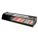 https://donbar.es/wp-content/uploads/2026/10/Vitrina-Expositora-Refrigerada-para-Sushi-Cuba-Plana-Cristal-Curvo-Gama-VSU-SUSHI-1168x410x230h-mm-VSU-4-P-Infrico.jpg